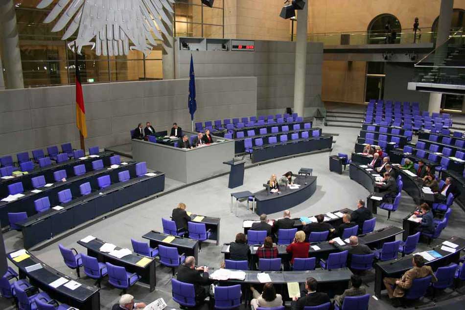 leeres Plenum und leere Tribune beim Bundestag